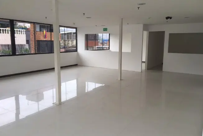 [A406002] VENTA | Edificio comercial de cuatro niveles en Parroquia Sucre de Caracas (entrada de Catia), Venezuela